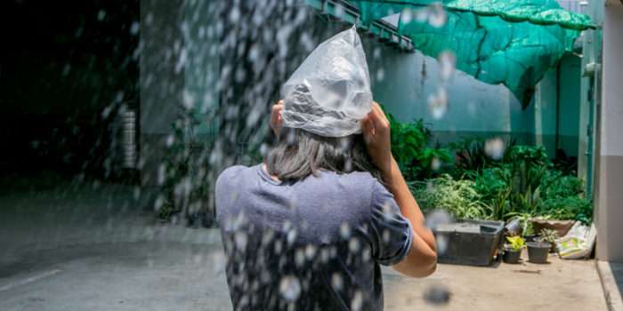 雨が降ると、コンビニ袋などを頭にかぶったタイ人をよく見かけます。