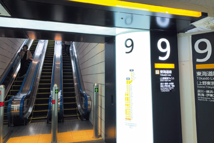 東京駅といえば、上野駅と並んでなんとなく哀愁列車のイメージがあり、どちらかというと旅立ちの拠点という印象が強かった。しかし、この数年の変貌ぶりには目を見張るものがあり、1か月ほど立ち寄らなかっただけでかなりの変わりぶりに驚いた。 　というのも、東京駅では2020年に向けて「東京駅北通路周辺整備」というリノベーションが行われている。薄暗かった北通路が、来年の完成時には約70店舗を有する商業エリアとなるのだ。この中央通路と北自由通路のリニューアルに伴って、改札の内側も少しずつ変化している。一言でいうなら「かっこよく」なっているのだ。JR各線のホームへの階段部の案内は、これもまたちょっと暗めの蛍光灯サインの印象だったが、デザインが一新されている。カラーリングはもちろん、表記された文字のデザイン、そして照明の使い方も明らかに洗練されているのだ。また、詳細な案内事項にも英語が併記されるなど、外国から来た利用客にとってわかりやすいものとなっている。 　旅立ちの拠点から、新しい東京の玄関口へ。Tokyo Station Cityは東京オリンピックの開催と共に完成を迎える。