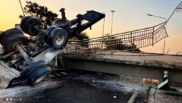 トレーラーが歩道橋に衝突　歩道橋が崩壊 - ワイズデジタル【タイで生活する人のための情報サイト】