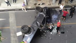 都内病院の駐車場ビルから　ピックアップトラックが落下 - ワイズデジタル【タイで生活する人のための情報サイト】