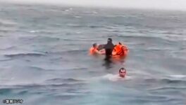 悪天候のピピ島でボートが転覆　乗組員3人全員救助 - ワイズデジタル【タイで生活する人のための情報サイト】